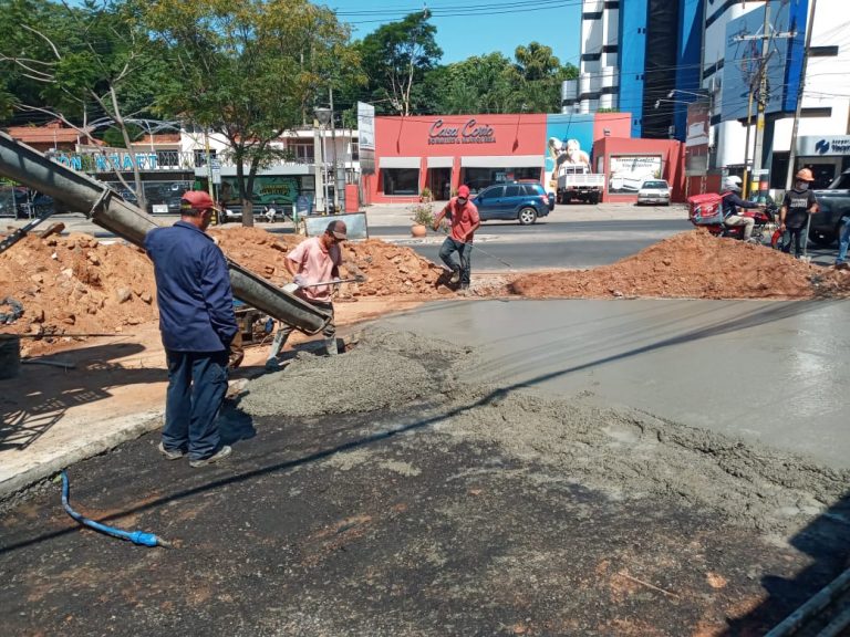 En bocacalle de López Moreira y Aviadores del Chaco reemplazan asfalto por pavimento de hormigón hidráulico