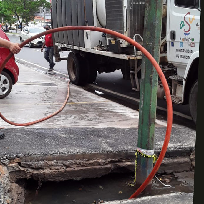 Con apoyo del camión Hidrojet la Dirección de Vialidad limpia sumideros en importantes avenidas