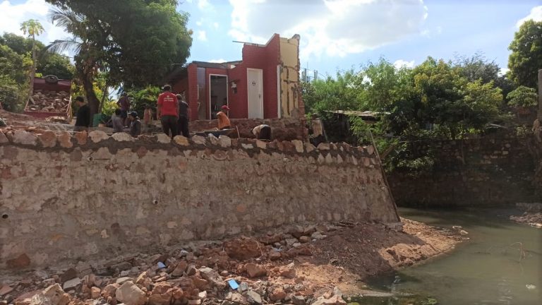 Prosiguen los trabajos de reconstrucción del muro de contención en el arroyo Mburicao y su intersección con Santa Rosa