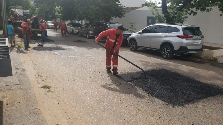 Cuadrillas de la Dirección de Vialidad trabajan en los tres turnos para reparar calles con baches