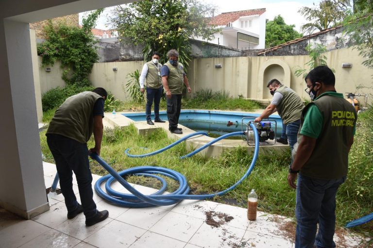 Municipalidad intervino en residencia abandonada en el barrio Jara en el marco de su lucha contra el dengue