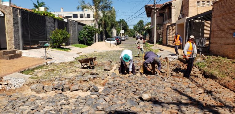 En los barrios Las Lomas y Mariscal Estigarribia se llevan a cabo trabajos de reconstrucción de calles empedradas