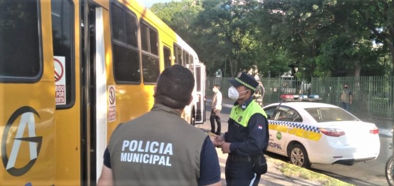 Funcionarios de la Policía Municipal de Vigilancia y de Tránsito realizan controles del uso de tapabocas y cantidad de personas permitidas en los ómnibus