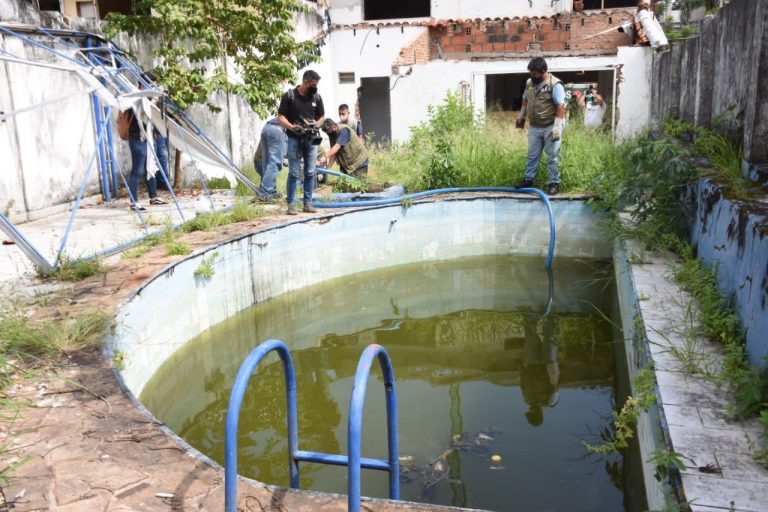 Mansión sucia y abandonada, con 3 piletas en su interior, fue intervenida por la Comuna Capitalina en el barrio Mburucuyá en prosecución de la lucha contra el Dengue