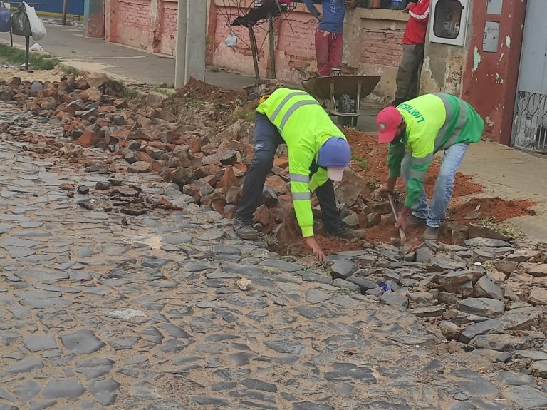 Municipio trabaja en la reparación del empedrado de la calle México