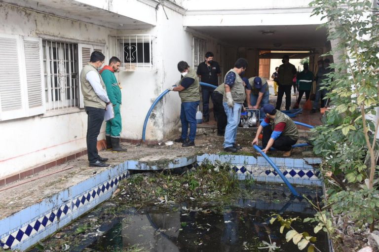 Cuadrillas municipales limpiaron una casa con piscina abandonada que se encontraba en deplorable estado en el barrio San Rafael