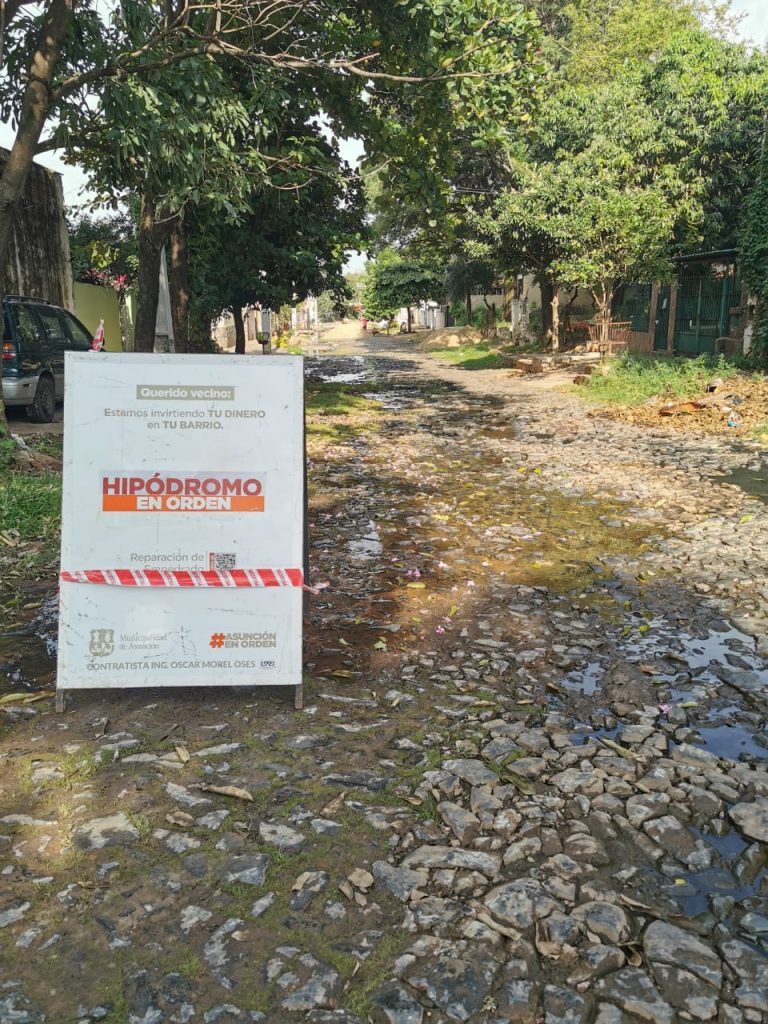 Trabajos de reposición de empedrados en la calle Timbó son interferidos por inconvenientes de pérdida de agua de la Essap