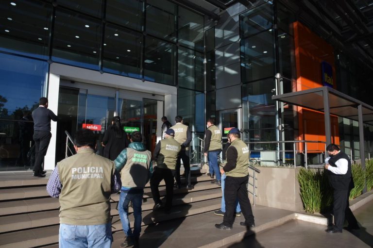 Municipalidad de Asunción cerró temporalmente la sucursal del Banco Itaú del Paseo La Galería por carecer de licencia comercial