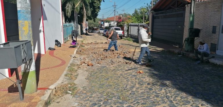 En el barrio Vista Alegre reparan el empedrado de la calle Mayor Ramón Ávalos