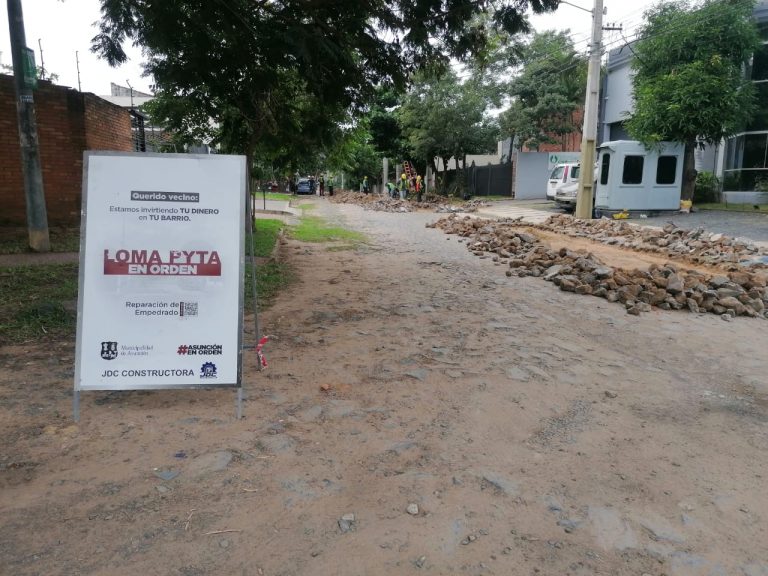 Municipio mejora calle empedrada llamada Acahay del barrio Loma Pytá
