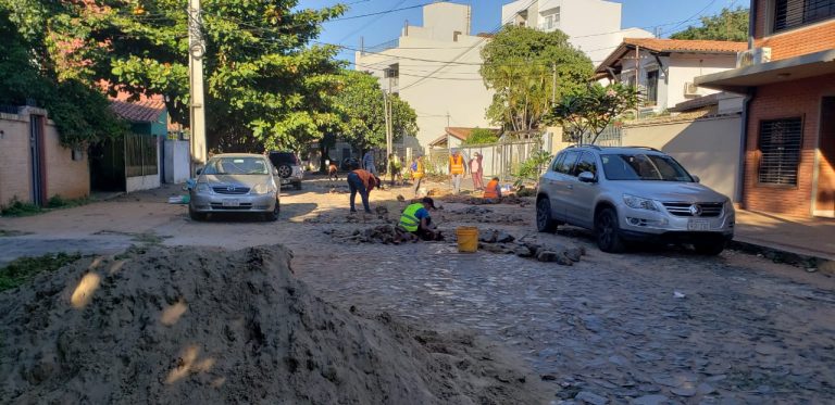 Avanzan los trabajos de reparación de la calle Santa Ana en el barrio Las Lomas