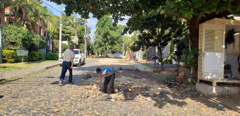 Municipalidad realiza la reparación de empedrados en San Benigno y Prócer Agustín Yegros del barrio Las Lomas