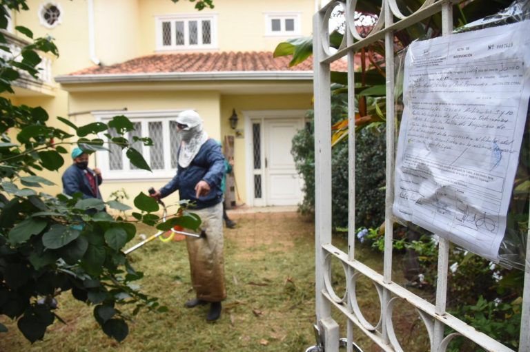 Prosigue la lucha municipal contra el dengue a través de otra intervención en propiedad abandonada del barrio Mburucuyá