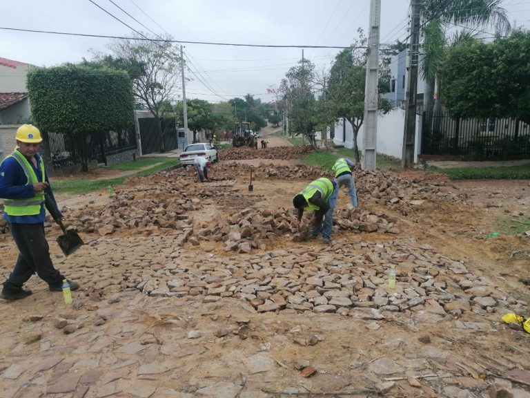 Ya se iniciaron trabajos de reparación de empedrado en la calle Ana Iris Chávez de Ferreiro, en zona de Zeballos Cué