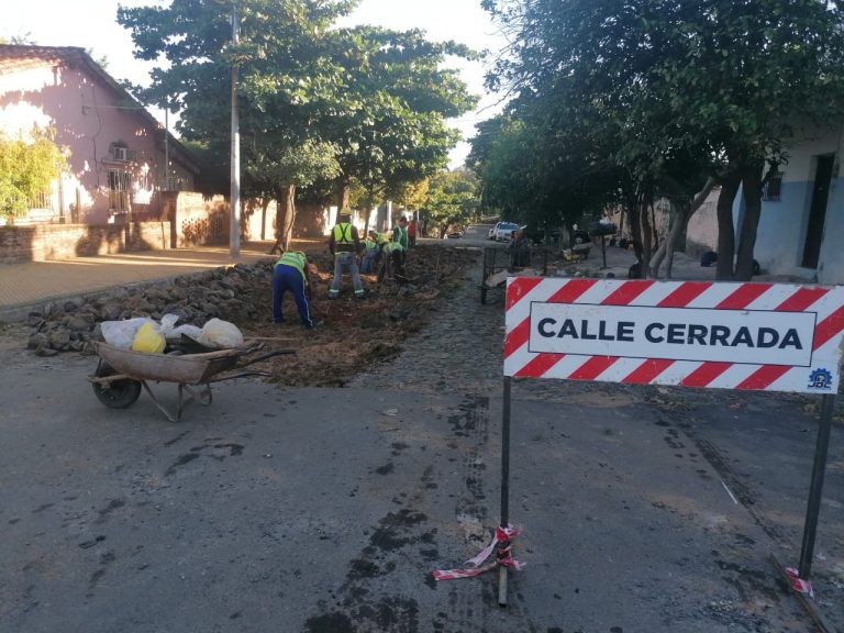 Comenzaron los trabajos de reparación de empedrado de la calle Comandante Atilio Peña Machaín