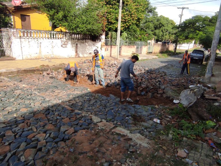 En la calle Tacuary trabajan en la reparación del empedrado