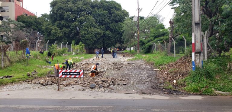 Reparación de unos 302 metros cuadrados de empedrado se lleva a cabo en la calle Carlos Fernández del barrio Las Lomas