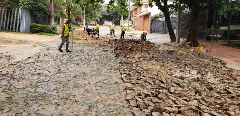 Realizan trabajos para reparar empedrado de un tramo de la calle Santa Ana y Prócer Agustín Yegros
