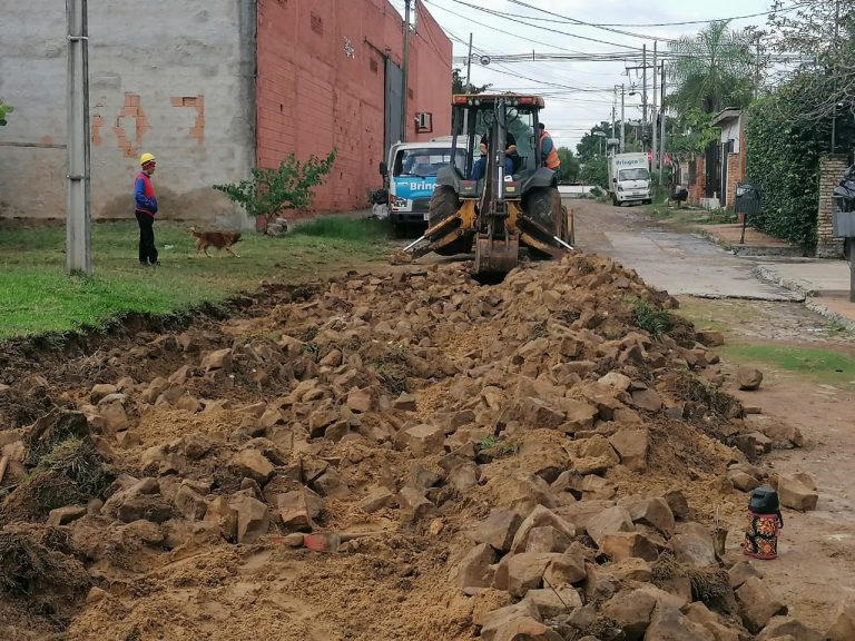 En el barrio Loma Pytá trabajan sobre empedrados de calles Areguá y Britos