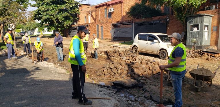 Avanzan trabajos de mejoramiento del empedrado en la calle Camilo Recalde