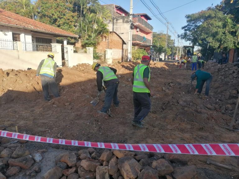 Municipalidad avanza con los trabajos de reparación de empedrados en la calle Acahay de Loma Pytá