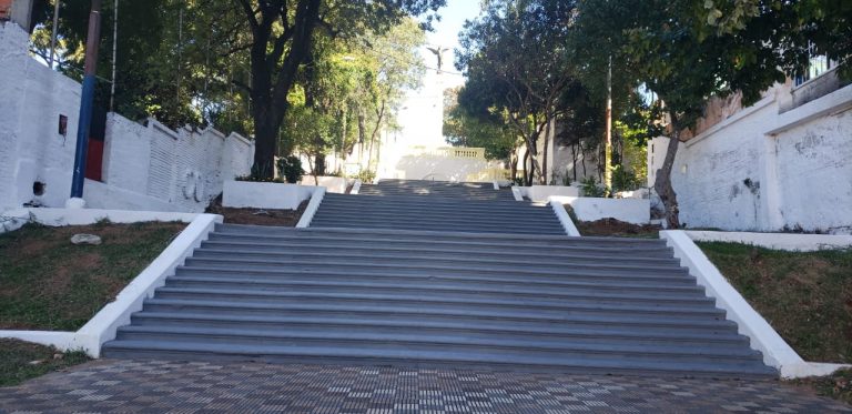La escalinata de Antequera y Castro recupera con la restauración el piso de mosaico original que tuvo cuando se inauguró hace 95 años