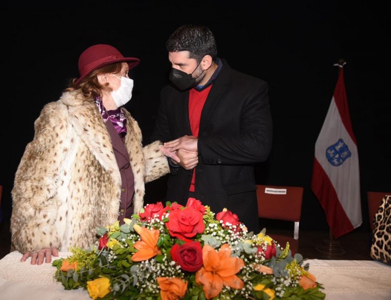 Intendente Rodríguez participó de un justiciero homenaje a la gran dama del Teatro Paraguayo María Elena Sachero