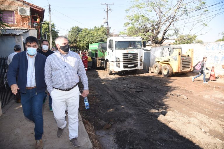 Intendente Ojeda verificó inicio de regularización asfáltica en la calle Indias del barrio Tablada