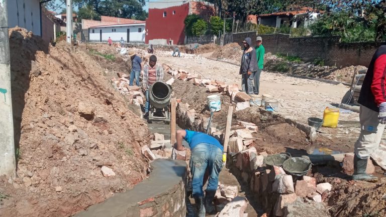 Construyen un canal de muro de piedra en una cuadra de la calle Pura Agüero en Zeballos Cué