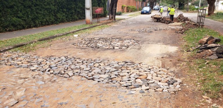 Prosiguen los trabajos de mejoramiento de empedrados en la calle Ruy Díaz de Melgarejo