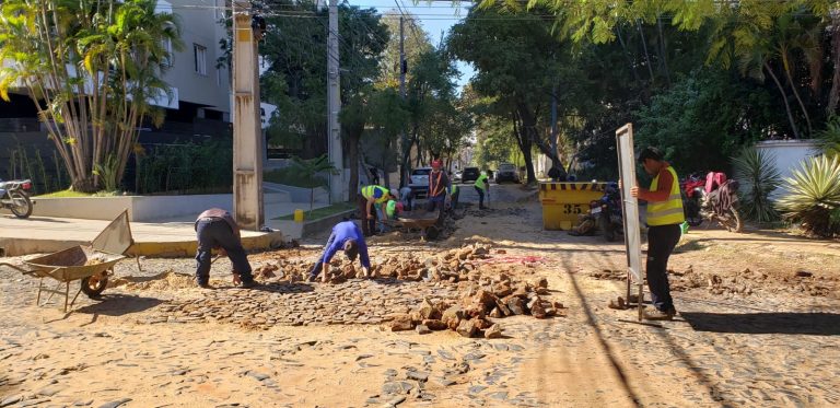 Mejoramiento del empedrado de la calle Del Maestro continúa sin dificultad en el barrio Villa Morra