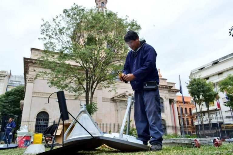 Dos emblemáticas plazas del microcentro recuperan completamente su lumínica para celebrar los 484 años de Asunción