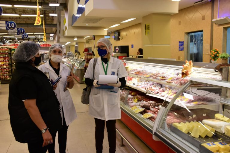 Municipalidad inspeccionó salubridad y manipulación de alimentos en Supermercado Gran Vía de Madame Lynch