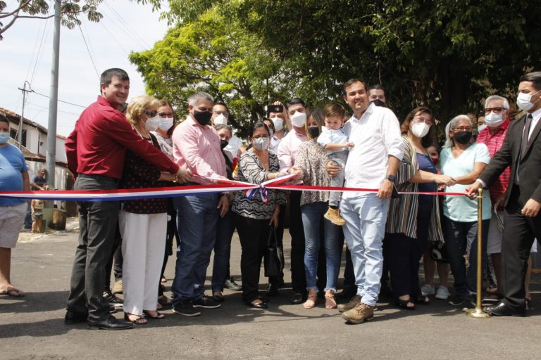 En memoria Dr. Marco Aguayo se inauguró el pavimento asfáltico sobre empedrado en la calle que lleva su nombre del barrio Mburicaó