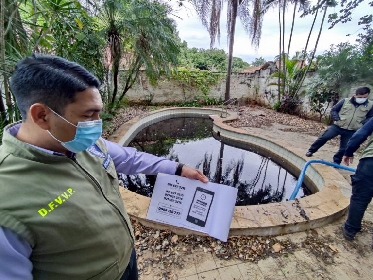 Municipalidad intervino una vivienda sucia y abandonada en el barrio Herrera en el marco de la tenaz lucha contra el dengue
