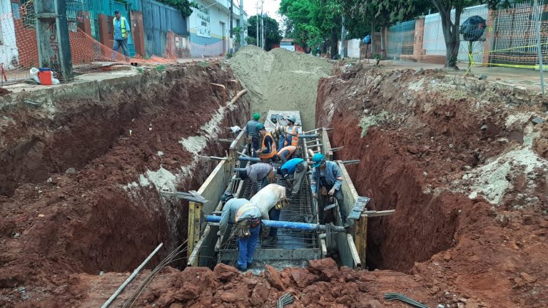 Suman los avances en la obra de desagüe pluvial de la calle Ecuador