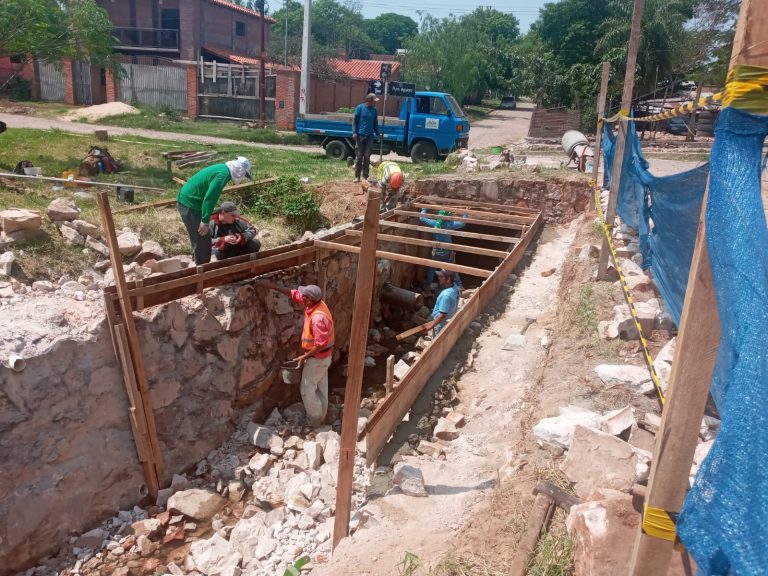 Construcción de un puente de hormigón se encara sobre la calle Amador de Montoya de Zeballos Cue