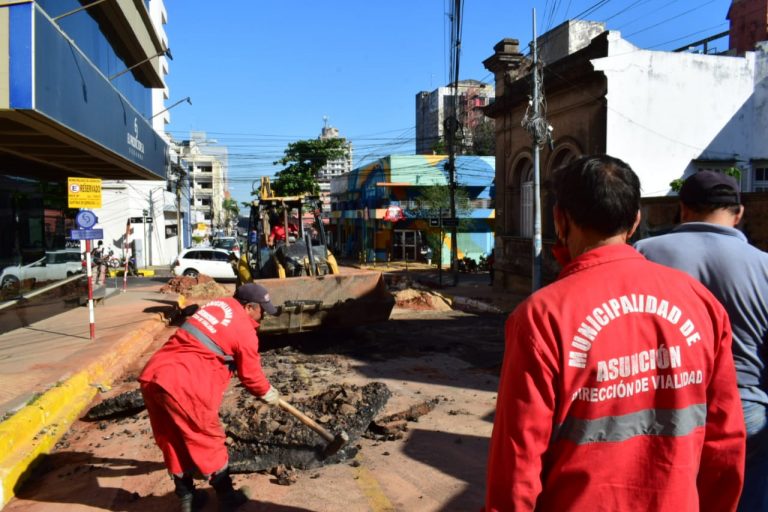 Municipalidad interviene en la base de Fulgencio R. Moreno que fue afectada por la rotura de cañería de la ESSAP para la posterior reposición del asfalto