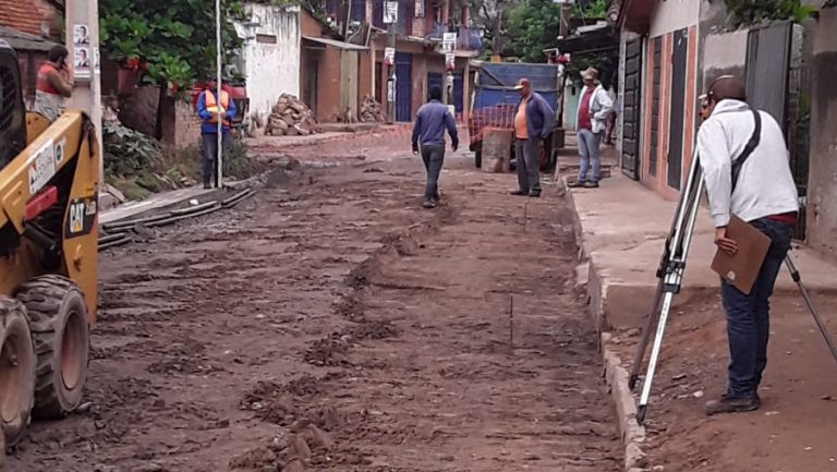 Municipalidad realiza trabajos para el mejoramiento vial de varias calles en el barrio San Cayetano del Bañado Sur