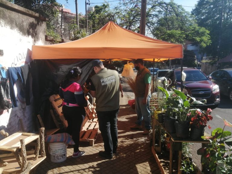 Municipalidad de Asunción inició operativo para ordenar puestos de los vendedores ocasionales que se instalan en veredas en esta época del año