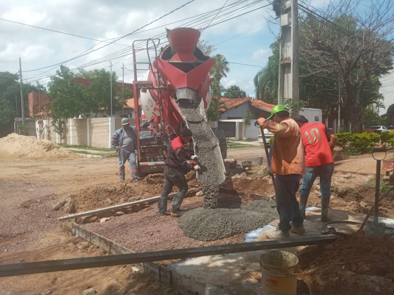 Colocan hormigón  hidráulico en la calle 27 de Noviembre del barrio Loma Pytá, previa reparación del empedrado