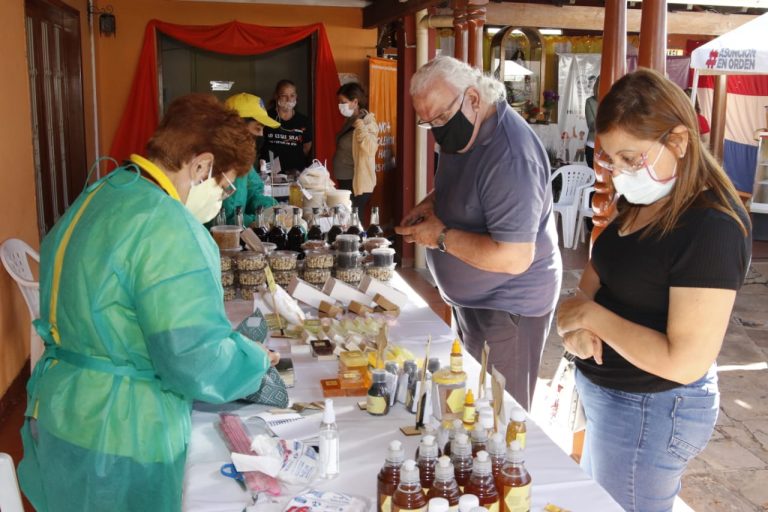 Emprendedores y compradores engalanaron el Centro Municipal Nº 3 con festiva jornada comercial