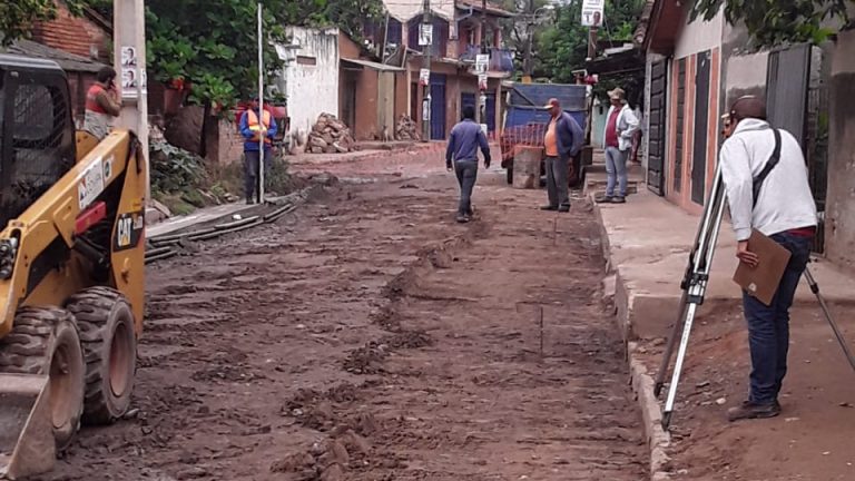 Preparan pista para el mejoramiento de la calle 39º Proyectada del barrio San Cayetano en el Bañado Sur