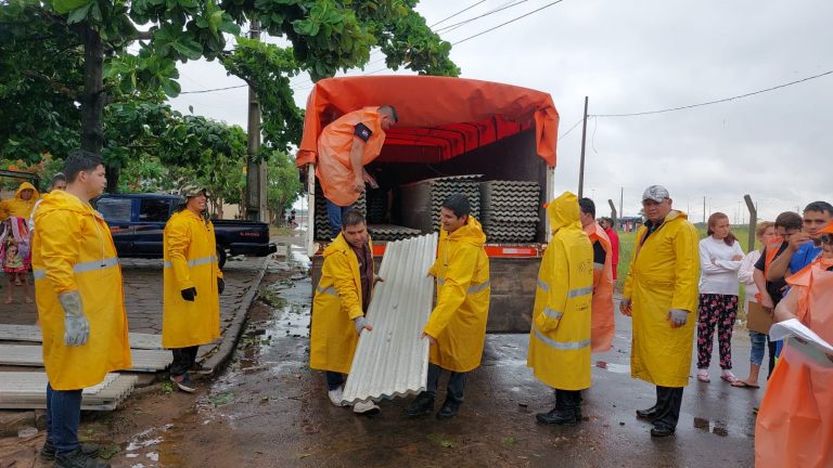Casas destruidas en zonas vulnerables de ambas costaneras deja temporal de fin de semana en Asunción