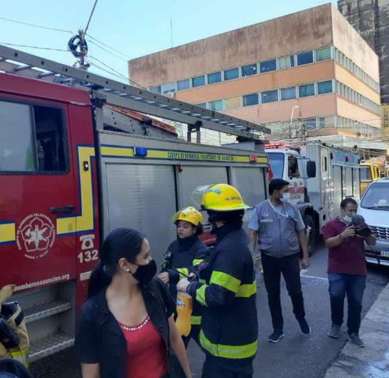 Simulacro de incendio y pronto socorro de bomberos en edificio de 25 pisos, fue un éxito en micro centro de Asunción