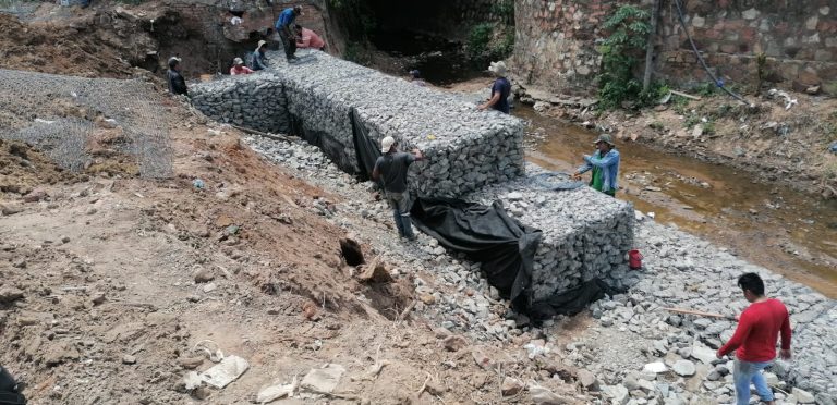 Esta semana concluye la construcción de un muro de gaviones sobre Arroyo Ybyrai al costado de la calle Vía Férrea