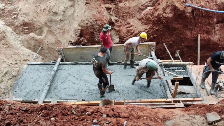Van completándose obras en tramos intervenidos de la calle Ecuador, del proyecto del desagüe pluvial