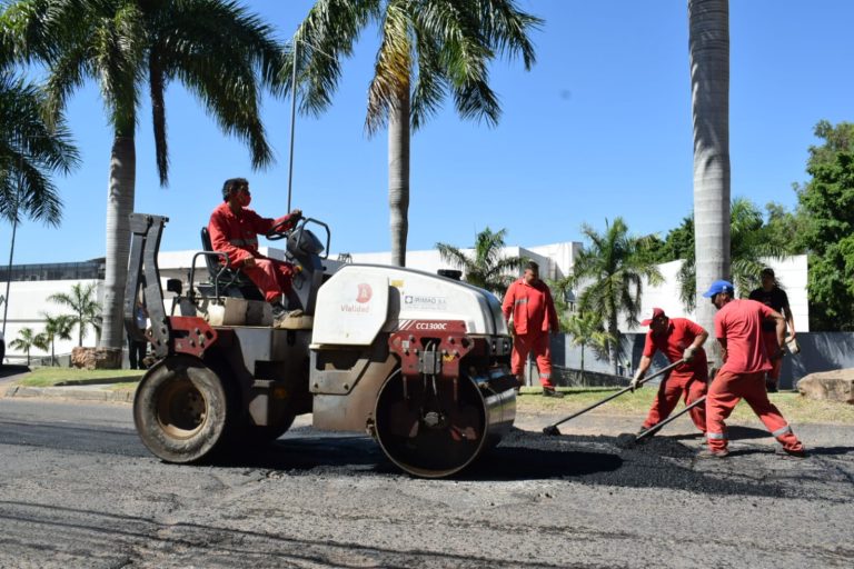 100 toneladas de asfalto utilizará diariamente la Municipalidad de Asunción en toda la presente semana para tapar baches de calles y avenidas de la capital