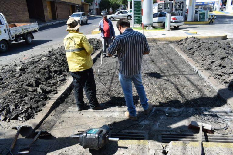 Municipalidad de Asunción construye badén de hormigón en Piribebuy casi Montevideo para solucionar problema que genera agua en el asfalto