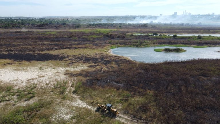 Sigue tenaz  combate para extinguir el fuego en la Reserva Ecológica del Banco San Miguel y Bahía de Asunción